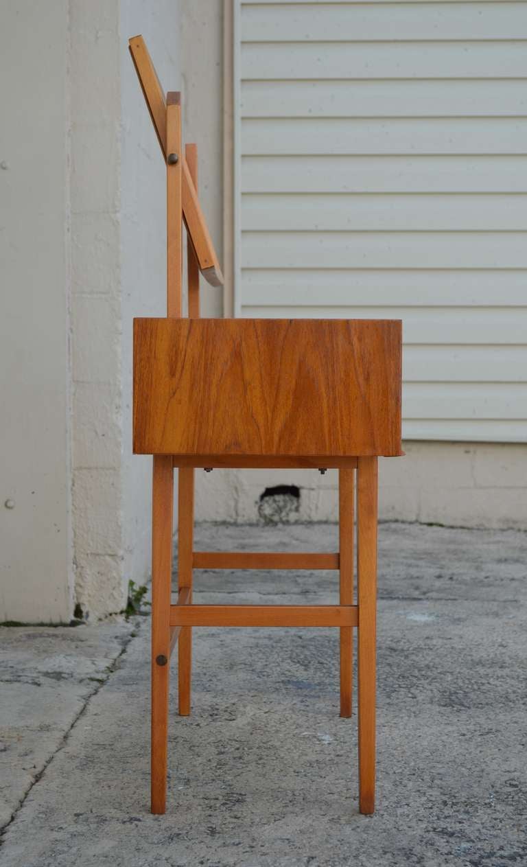 modern dressing table with mirror