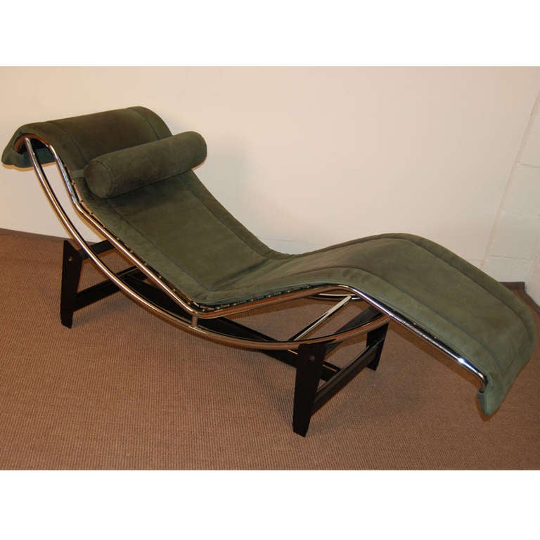 Vintage LC4 chaise longue designed by Le Corbusier, Pierre Jeanneret and Charlotte Perriand in 1928 and originally produced by Cassina, this chaise was made by Zani Colliezone in Italy. Original off-green nubuck leather cushion and headrest on a