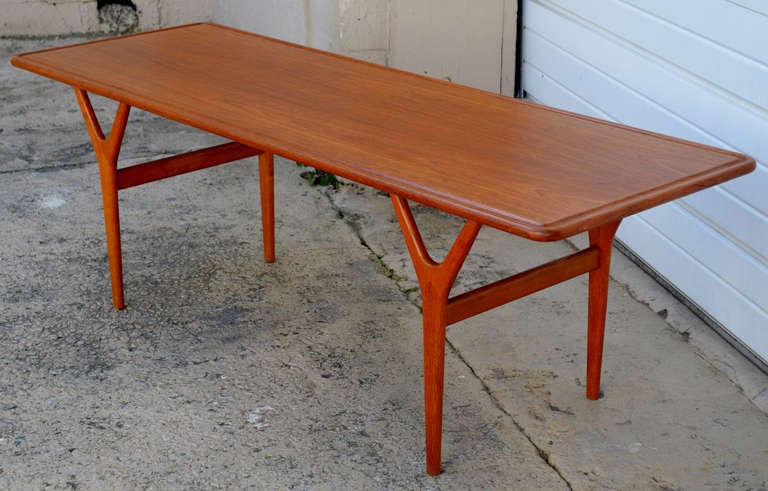 Rare coffee table by Kurt Østervig for Jason Møbler, Denmark 1957. Teak. Beautiful details such as the organic miter made sling-shot base and the rounded edges around the tabletop.