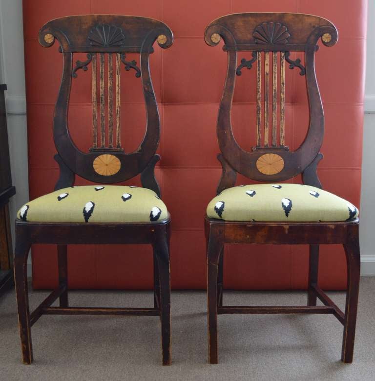 Paar Beistellstühle im russischen Empire-Stil - Originale, unberührte Oberfläche, neu gepolsterter Sitz aus Jim Thompson-Stoff.