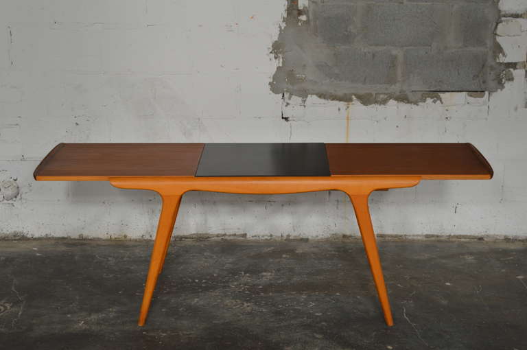 Danish Mid Century Aerodynamic Expanding Coffee Table In Excellent Condition In Atlanta, GA