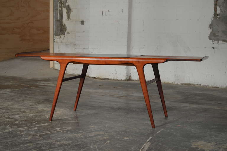 Danois Table basse danoise Mid Century à rallonge aérodynamique en vente