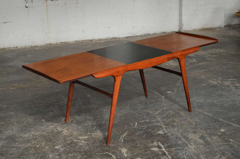 Scandinave moderne Table basse danoise Mid Century à rallonge aérodynamique en vente
