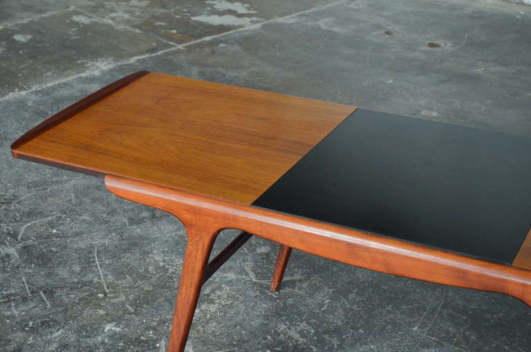 Danish Mid Century Aerodynamic Expanding Coffee Table In Good Condition For Sale In Atlanta, GA