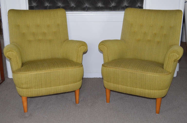 Paire de fauteuils suédois Hemmakvall par Carl Malmsten en tissu original vers 1956.   Très confortable !

Bien que le tissu d'ameublement d'origine soit fabuleux, il conserve une légère odeur de moisi.  Le prix indiqué comprend le remeublement en