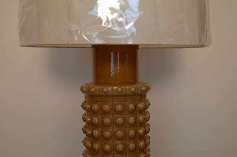 Schwedische Mid-Century-Tischlampe aus Karamellglas von Luxus (Moderne der Mitte des Jahrhunderts) im Angebot