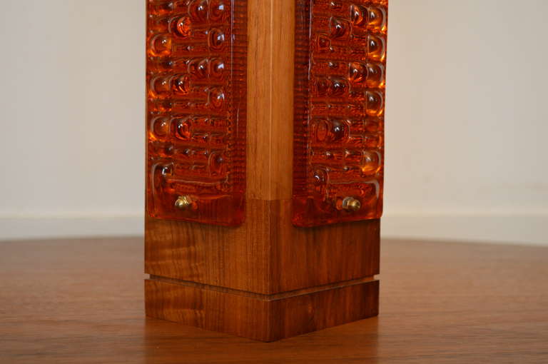 Mid Century Teak and Amber Glass Table Lamp In Good Condition For Sale In Atlanta, GA