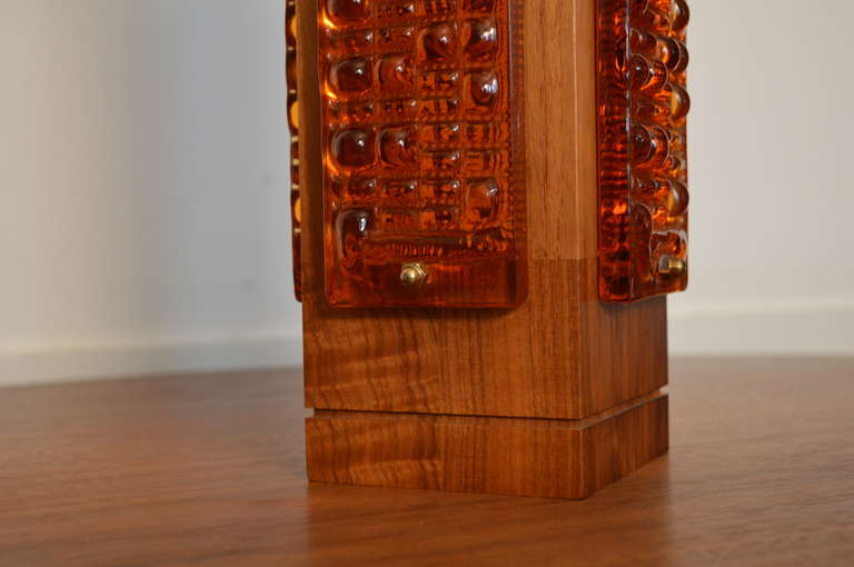 Lampada da tavolo di metà secolo in teak e vetro ambrato in vendita 1