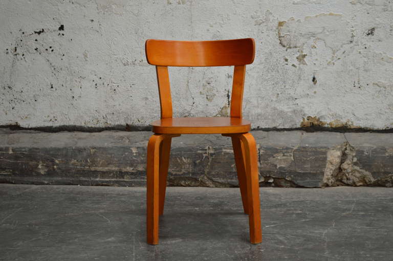 Beautiful Alvar Aalto bent wood birch side chair for Artek.
Unlike Thonet, Alvar Aalto did not bend the wood with the use of steam, but he made use of the natural humidity of the Finnish Birch. The chair features a patinated bentwood birch body and