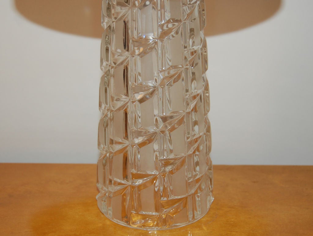 Lampe de bureau suédoise vintage en verre taillé transparent et dépoli Bon état - En vente à Atlanta, GA