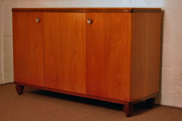 Anrichte, Buffet oder Sideboard aus goldfarbener Ulme und dunkel geflammter Birke vom renommierten Designer Axel Einar Hjort für Nordiska Kompaniet.