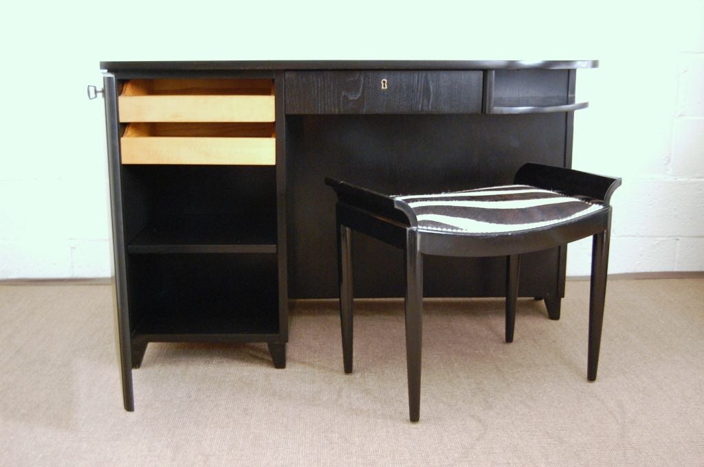 Schwarzer Schreibtisch der Moderne der schwedischen Kunst mit Zebrafelleinsatz (Skandinavische Moderne) im Angebot