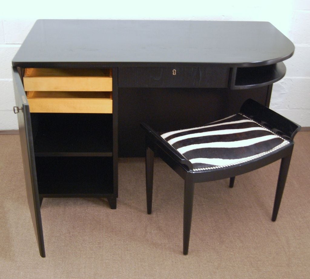 Schwarzer Schreibtisch der Moderne der schwedischen Kunst mit Zebrafelleinsatz (Schwedisch) im Angebot