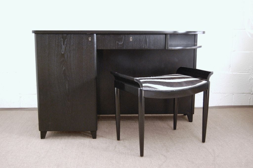 Laqué Bureau suédois Art Moderne noir avec insert en cuir de zèbre en vente