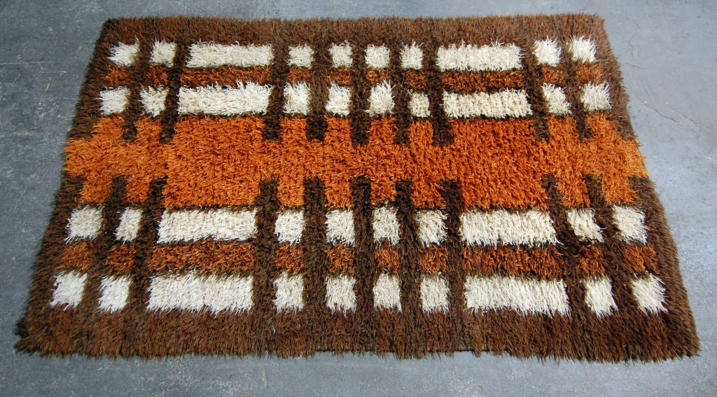Vintage 1960s Swedish Modern rya rug in oranges, brown and white by Tabergs. Original labels on back of rug. One announces that Tabergs is a 
