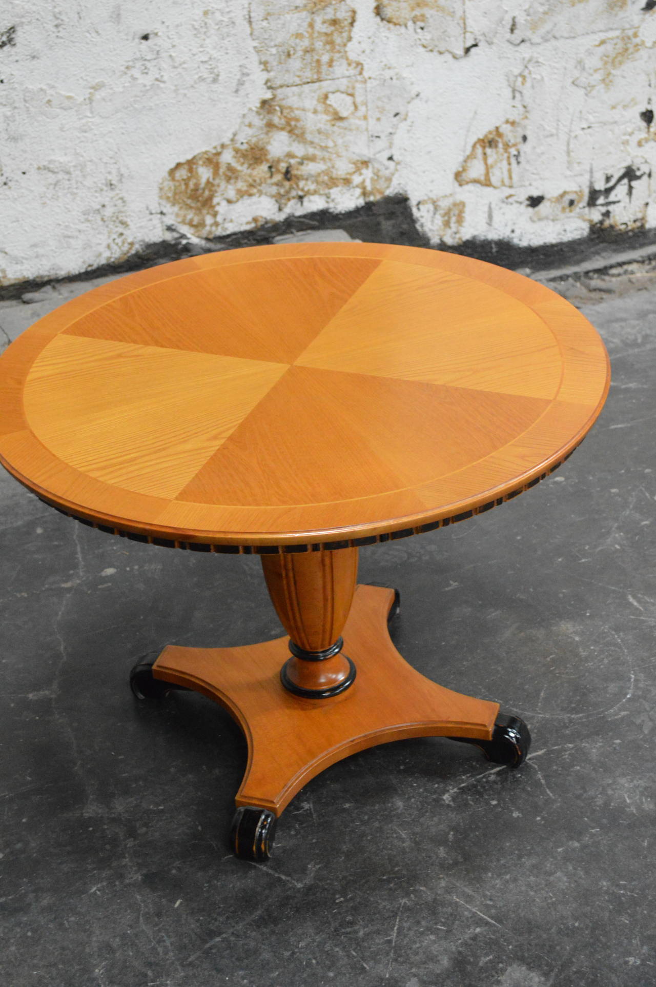 Suédois Table d'extrémité ou table d'appoint suédoise Art déco ronde à piédestal en orme doré en vente