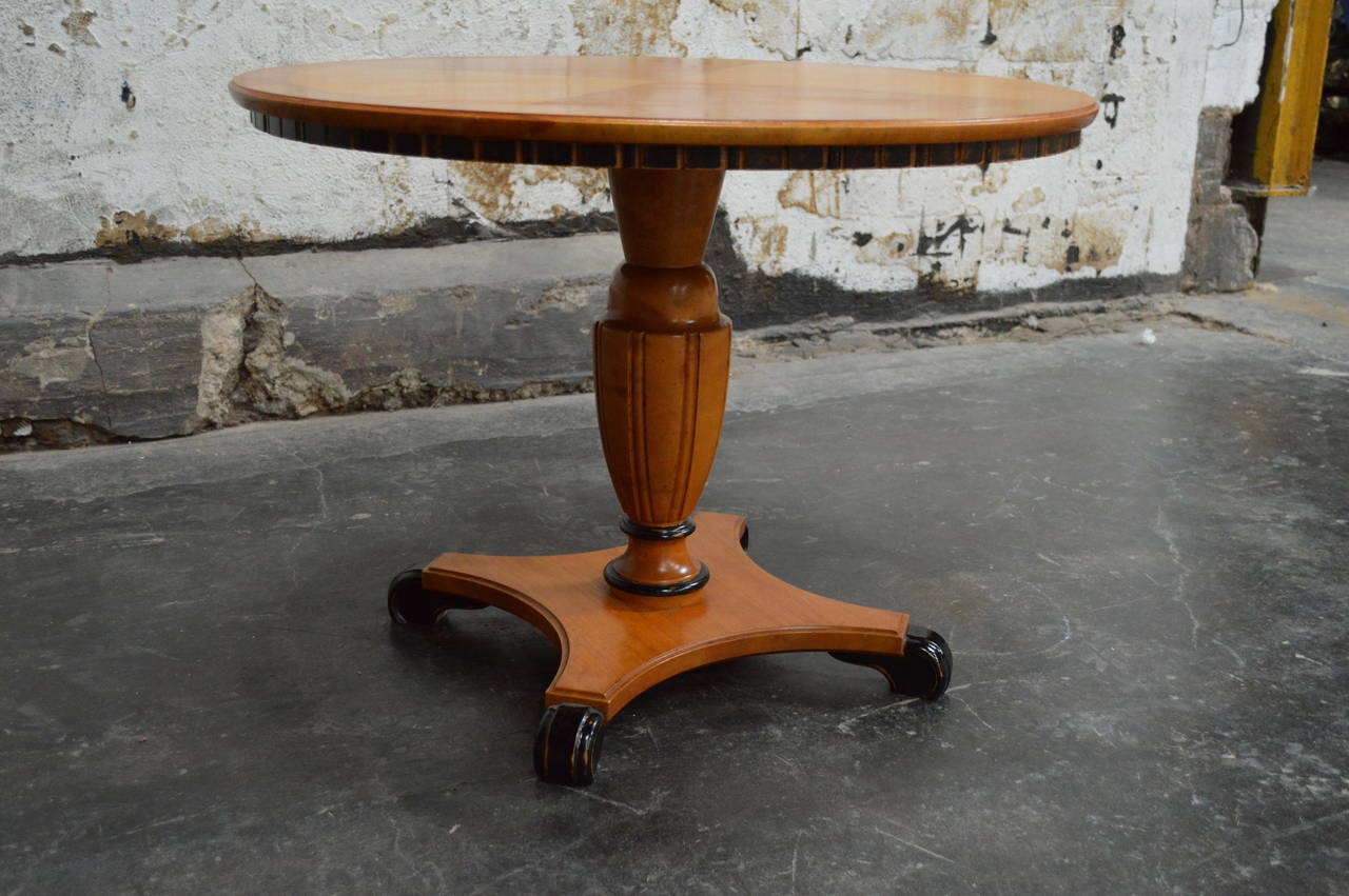 Table d'extrémité ou table d'appoint suédoise Art déco ronde à piédestal en orme doré Bon état - En vente à Atlanta, GA