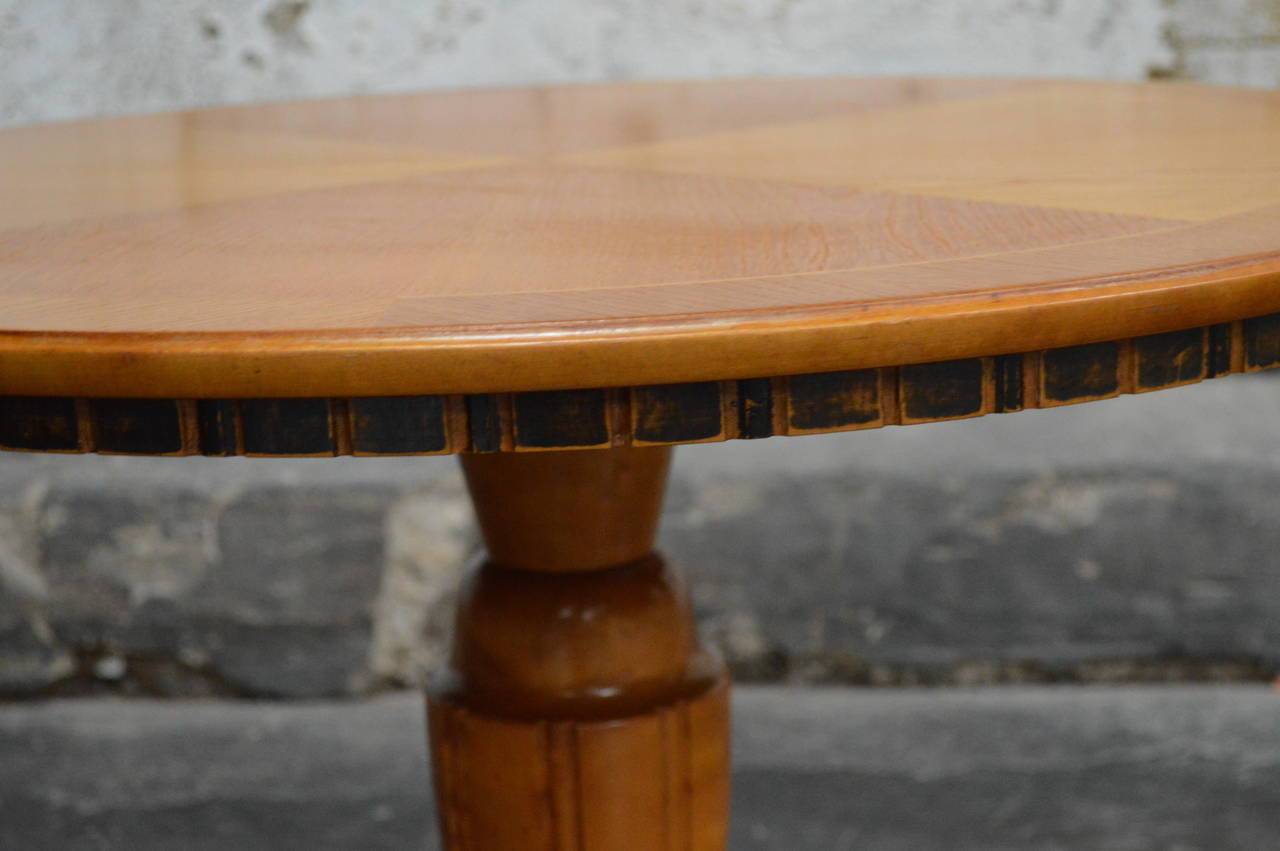 Milieu du XXe siècle Table d'extrémité ou table d'appoint suédoise Art déco ronde à piédestal en orme doré en vente