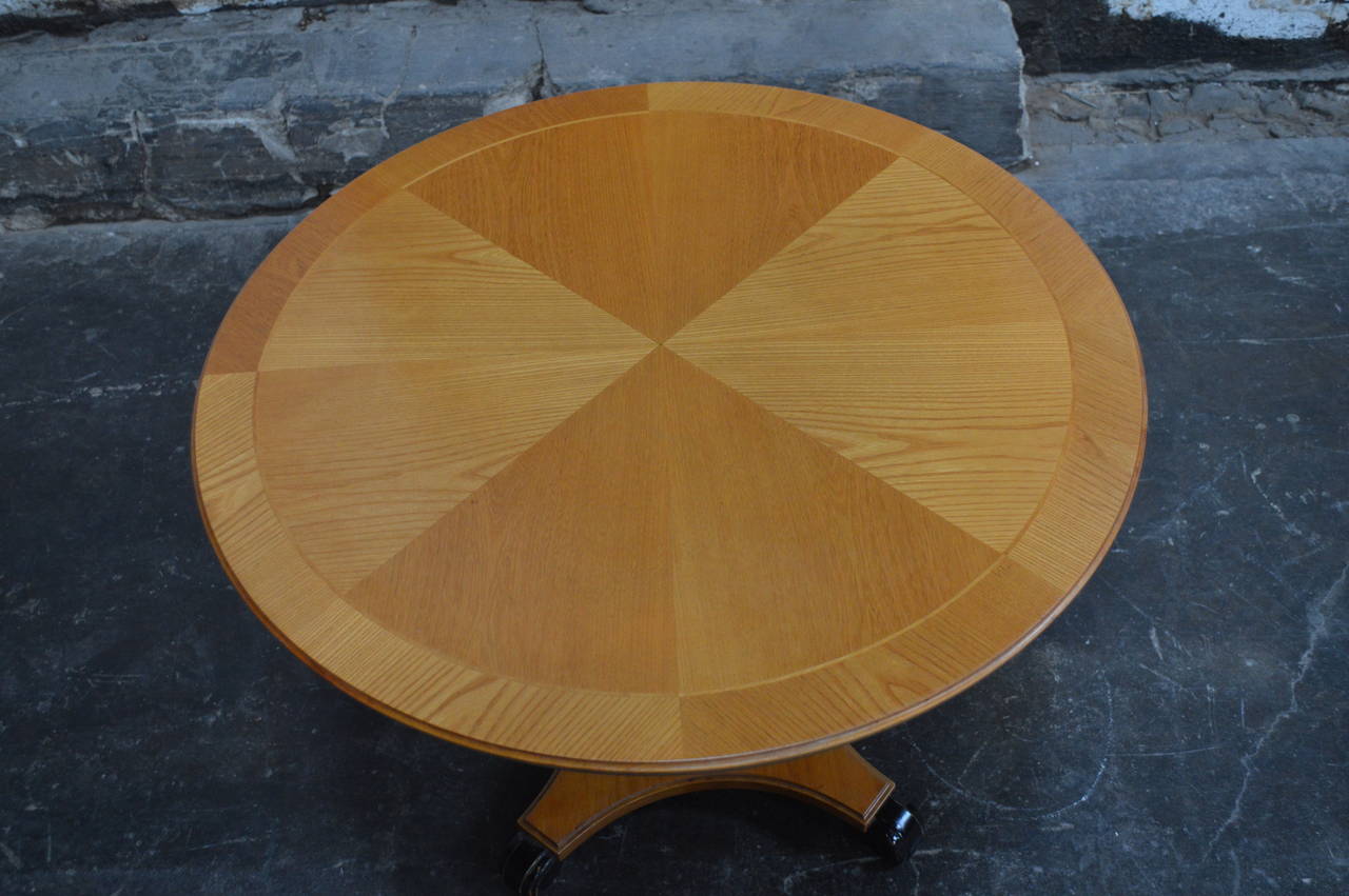 Table d'extrémité ou table d'appoint suédoise Art déco ronde à piédestal en orme doré en vente 1