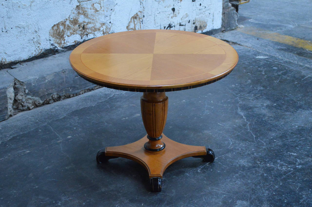 Table d'extrémité ou table d'appoint suédoise Art déco ronde à piédestal en orme doré en vente 2