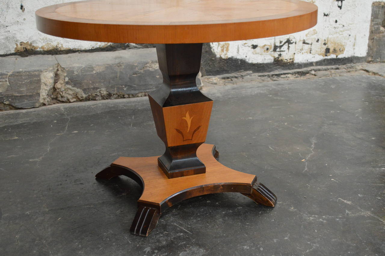 Mid-20th Century Swedish Art Deco Round Inlaid Pedestal Table For Sale