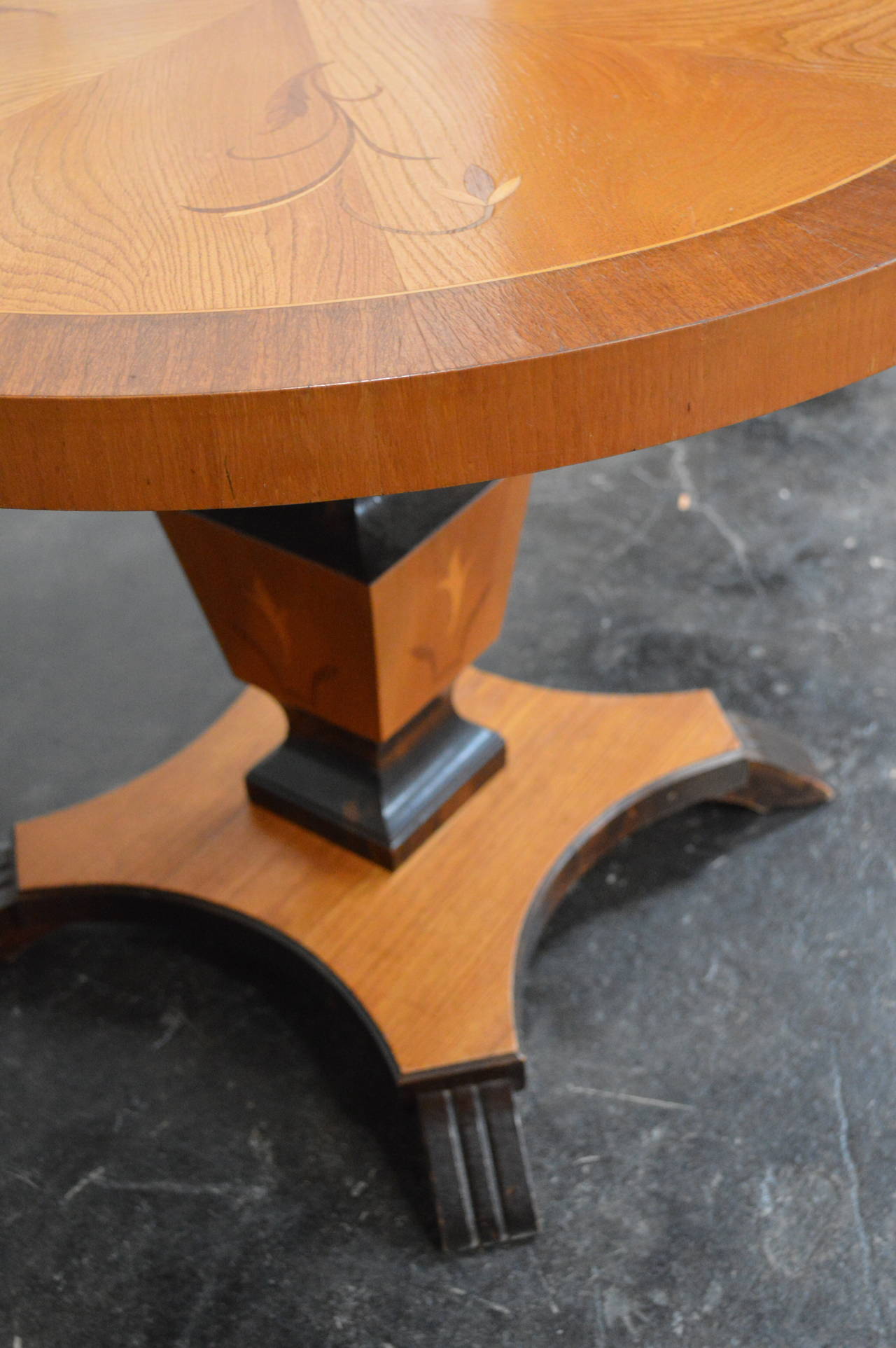 Swedish Art Deco Round Inlaid Pedestal Table In Good Condition For Sale In Atlanta, GA