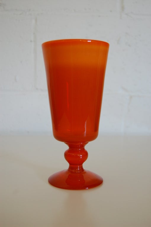 Vintage Swedish Footed Orange Art Glass Vase by Erik Hoglund for Boda (1932 - 1998).  Gravé sur le fond :  