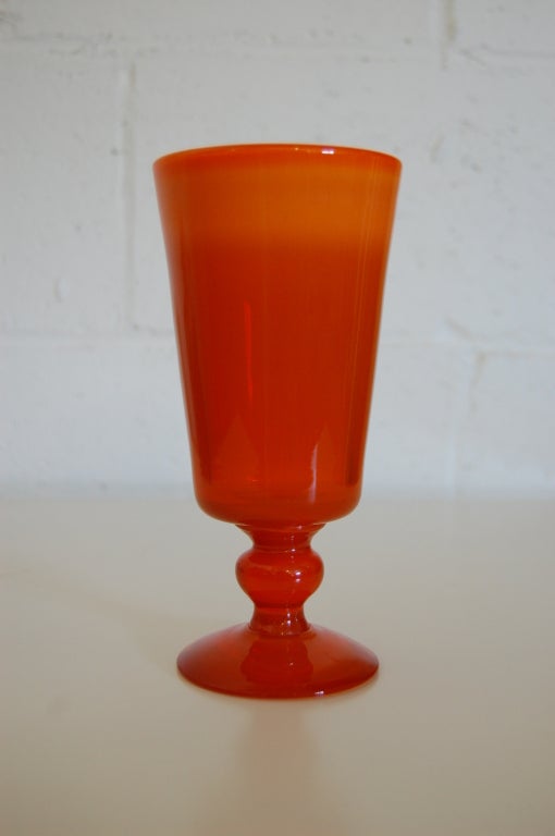 Vaso vintage in vetro artistico svedese con piede arancione di Erik Hoglund per Boda (1932 - 1998).  Inciso sul fondo:  