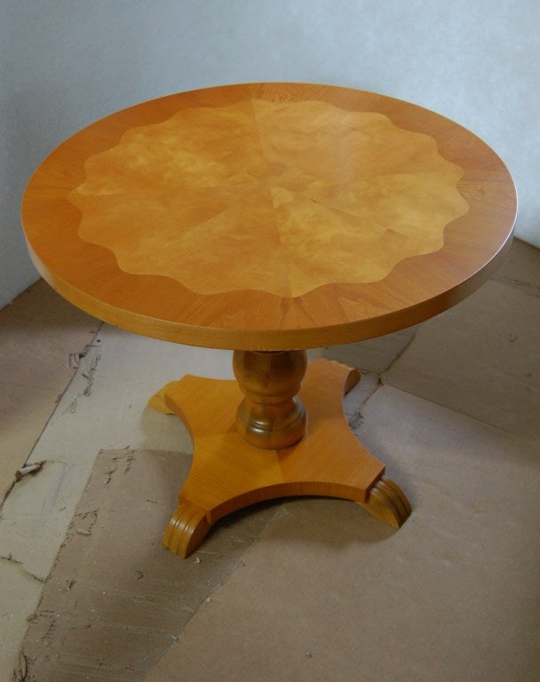 Bouleau flammé doré lumineux bordé d'orme doré festonné - une très belle table !  Utilisée à l'origine en Suède comme 