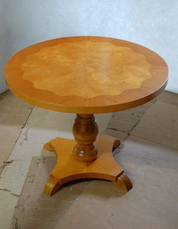 Bouleau Table d'appoint ou d’extrémité suédoise Art Déco moderne à piédestal rond en vente