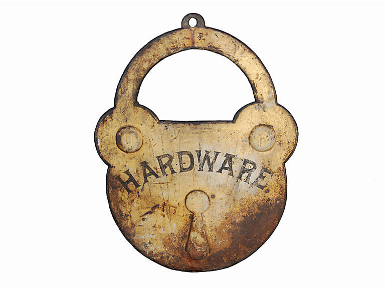 Enseigne de quincaillerie en fonte du début du siècle en forme de cadenas, lettrage professionnel en noir sur la face, le tout dans une surface dorée et peinte intacte, excellent état, nouveau support mural personnalisé inclus.