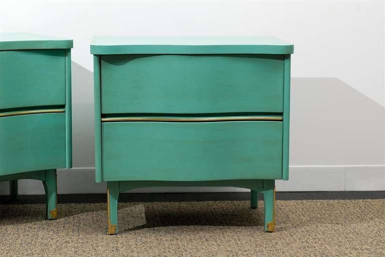 Beautiful Pair of Serpentine Front End Tables/Night Stands in Turquoise In Excellent Condition In Atlanta, GA