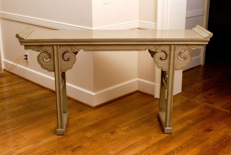 Ein besonders schöner Vintage-Altartisch mit wunderbarem Maßstab und Details. Die funktionale Größe bietet die Möglichkeit, das Stück als Konsole oder Buffet zu verwenden. Der Tisch ist zwar nicht gekennzeichnet, erinnert aber an die Produktion von