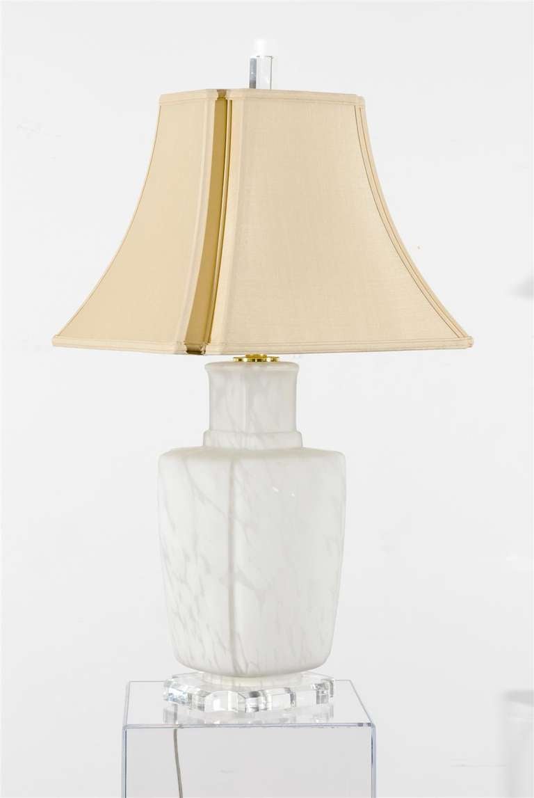 Un somptueux set de deux lampes en verre d'art vintage sur une base en Lucite. Conçue avec un élément d'éclairage à l'intérieur de la lampe afin d'éclairer le corps si nécessaire. L'interrupteur commande l'ampoule, le corps ou les deux à la fois.