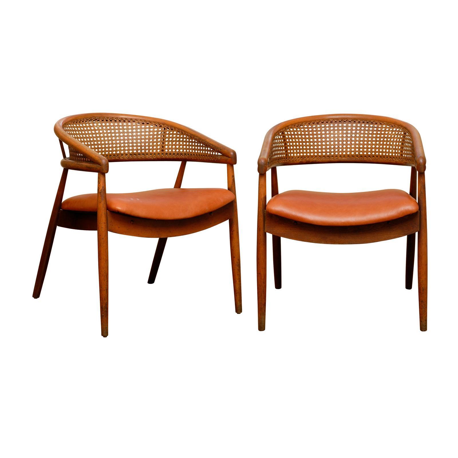 Rare paire de fauteuils de style James Mont en hêtre courbé et cannage