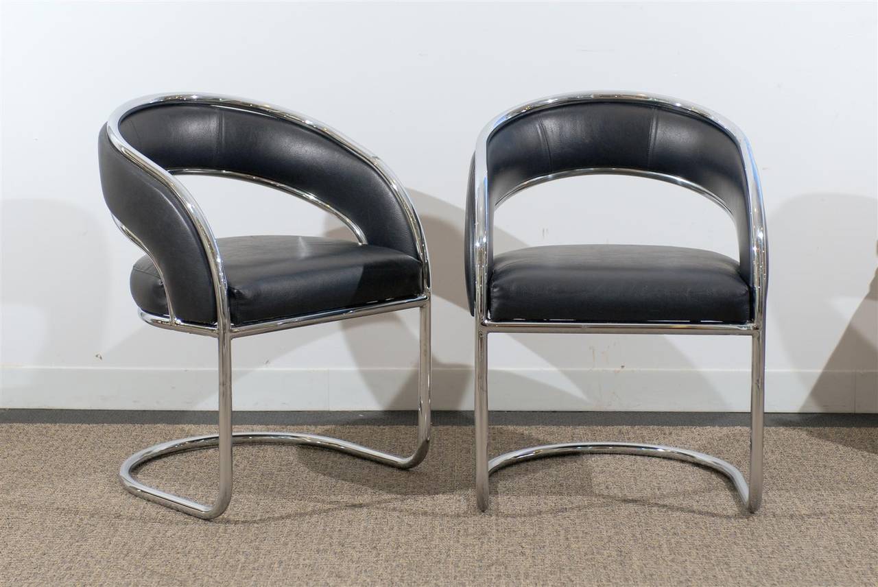 Pair Of Rounded Back Chrome Chairs In Black Leather For At 1stdibs Chic Pair Of Mid Century Modern Rounded Back Chairs In Chrome Upholstered Soft Black