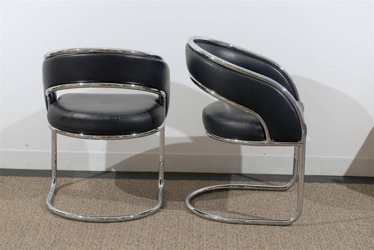 Pair of Rounded Back Chrome Chairs in Black Leather In Excellent Condition For Sale In Atlanta, GA