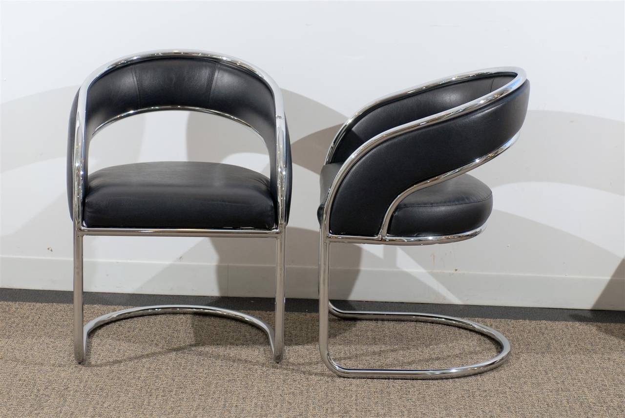 Mid-Century Modern Pair of Rounded Back Chrome Chairs in Black Leather For Sale