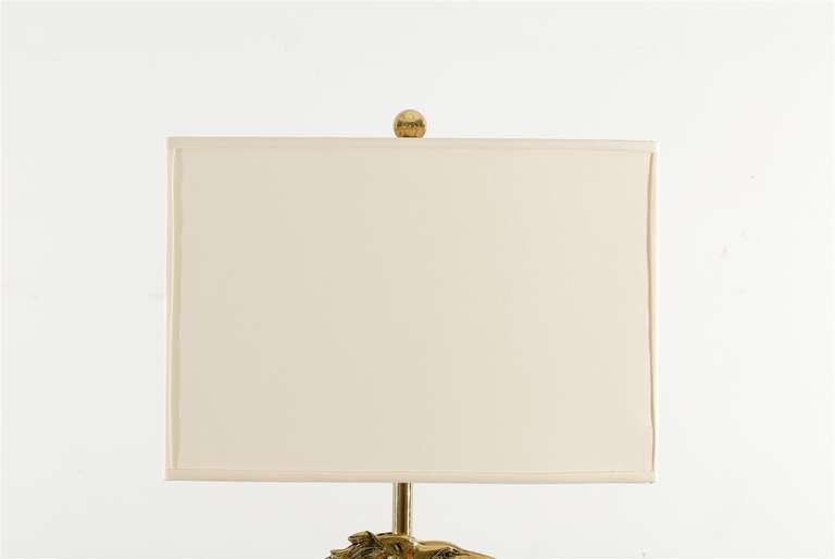 Lampe à Tête d'Étalon Dramatique en Lucite et Laiton en vente 4