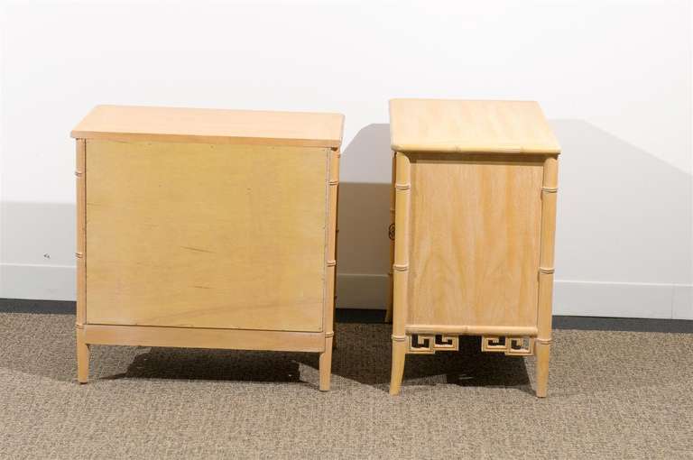 Fin du 20e siècle Paire de commodes inhabituelles en faux bambou cérusé de Ray Sabota en vente