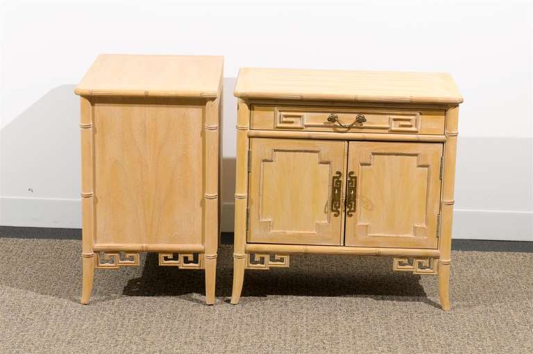 Américain Paire de commodes inhabituelles en faux bambou cérusé de Ray Sabota en vente