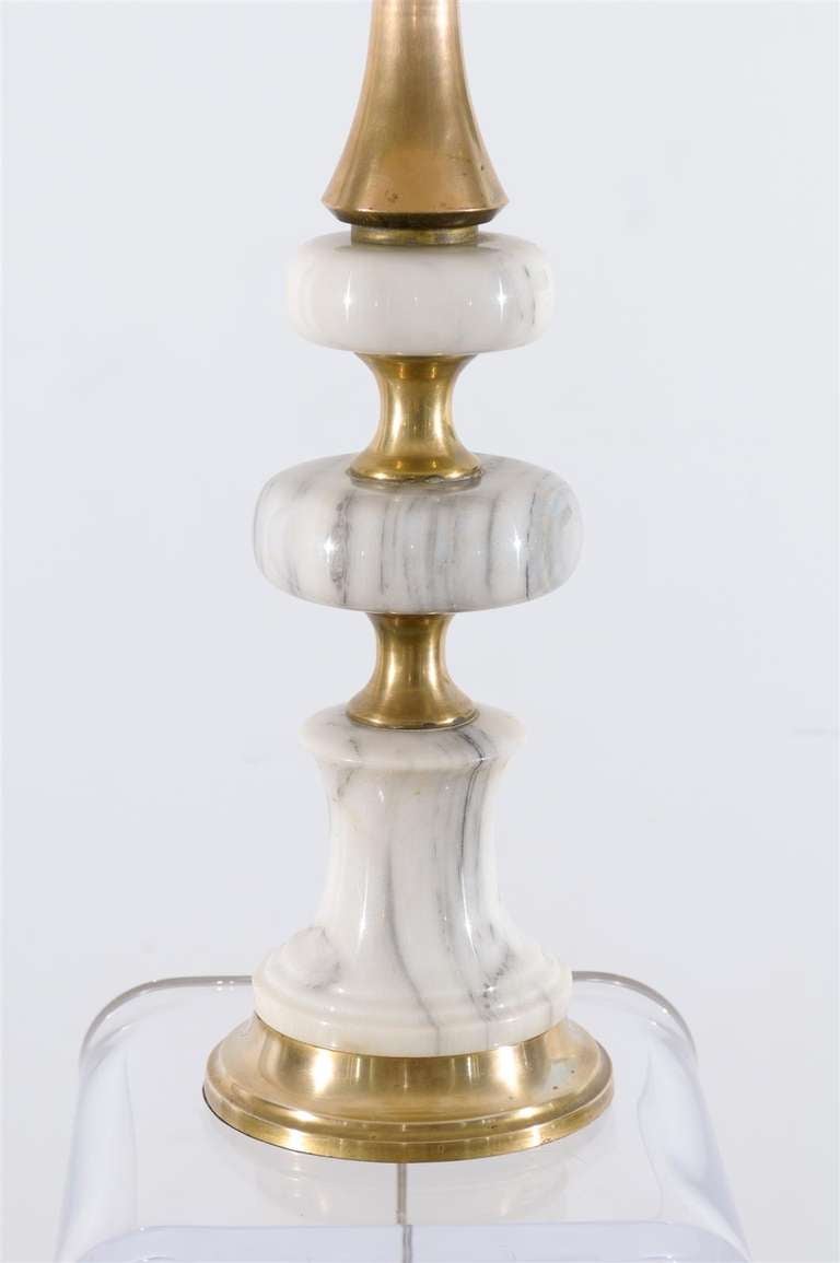 Elegant Pair of Vintage Marble and Brass Lamps For Sale 4