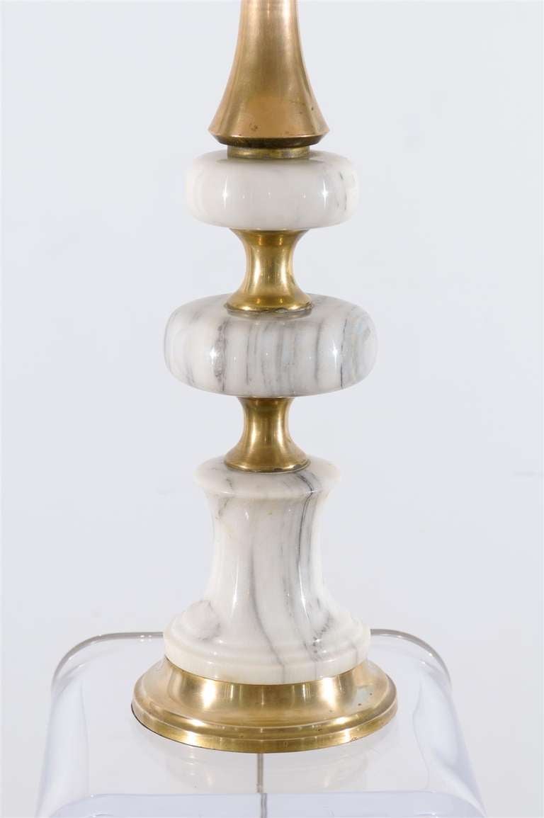 Elegante pareja de lámparas vintage de mármol y latón en venta 3