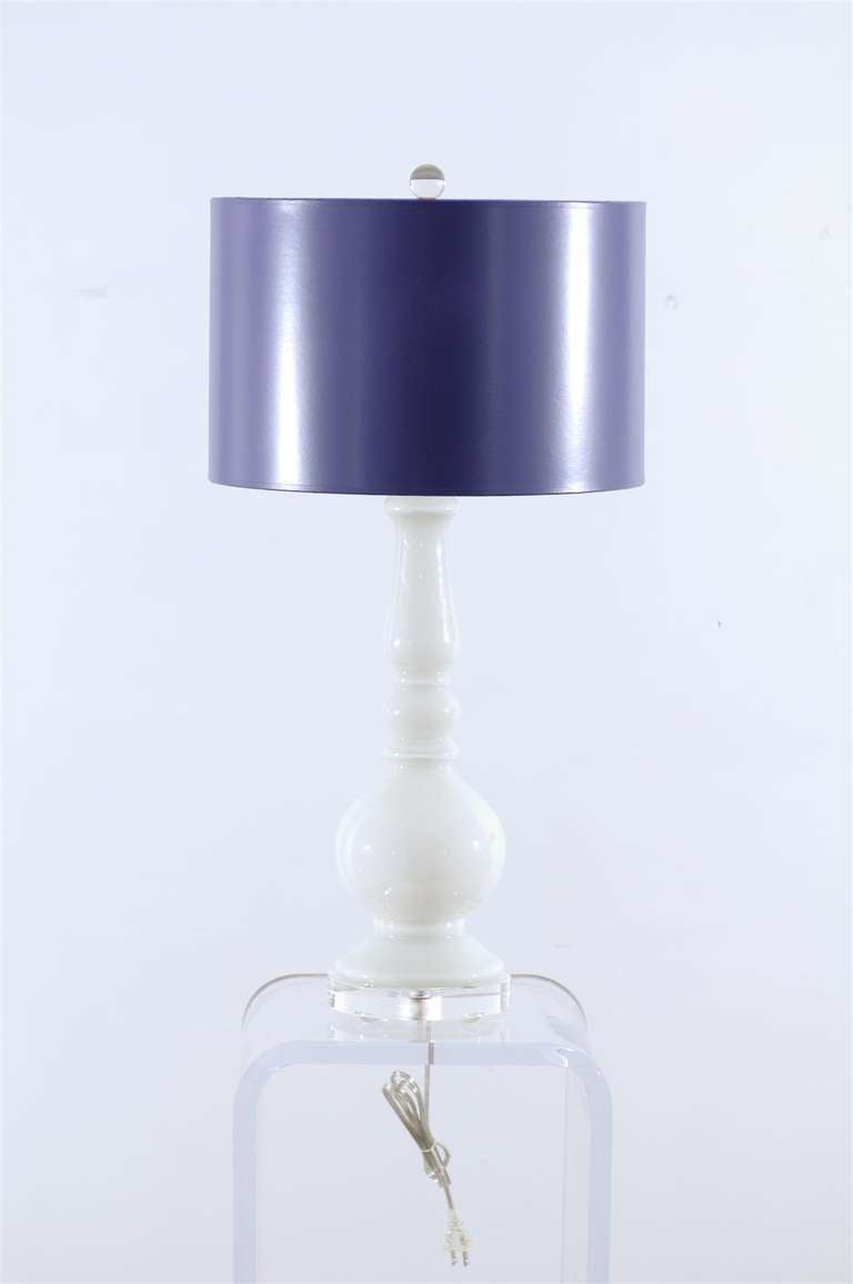 Une paire de lampes en verre de Murano d'un blanc pur, d'une grande simplicité, vers 1970. Une magnifique teinte laquée apporte un contraste. Des bijoux exquis ! Excellent état restauré. Recâblé avec un cordon clair, complet avec de nouvelles bases