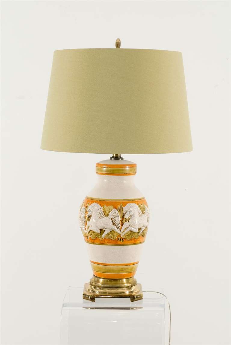 Une superbe paire de lampes vintage en pot de gingembre en céramique, vers 1970. Le motif de cheval en relief ajoute une belle texture. Un design, des couleurs et un savoir-faire exceptionnels - rien qu'en les regardant, vous aurez le sourire aux