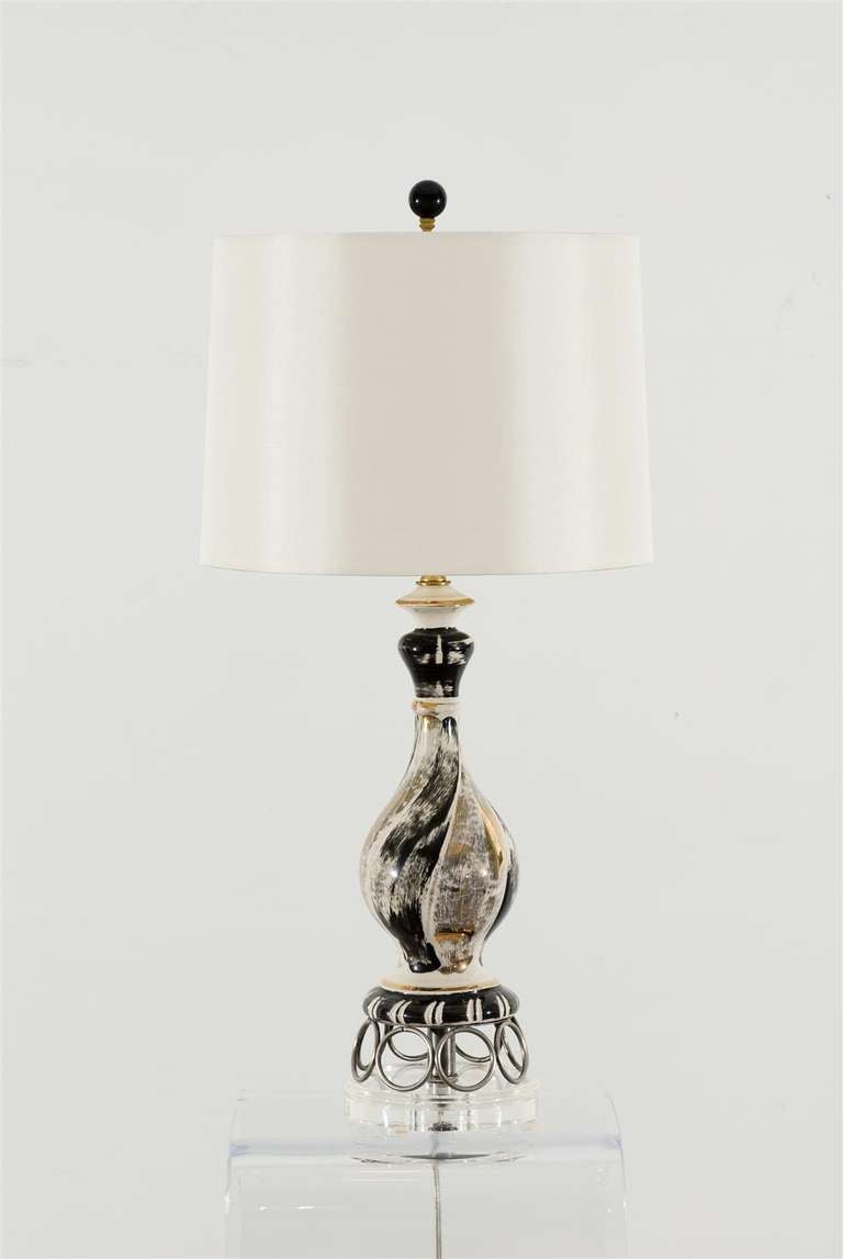 Milieu du XXe siècle Magnifique paire de lampes vintage en céramique noire, argentée et dorée en vente
