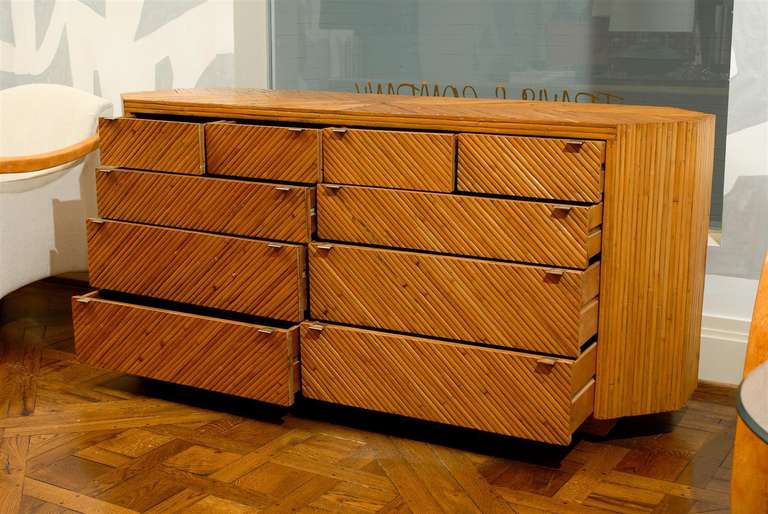 Favoloso restauro  Commode a dieci cassetti in bambù e mogano, 1970 circa In condizioni ottime in vendita a Atlanta, GA