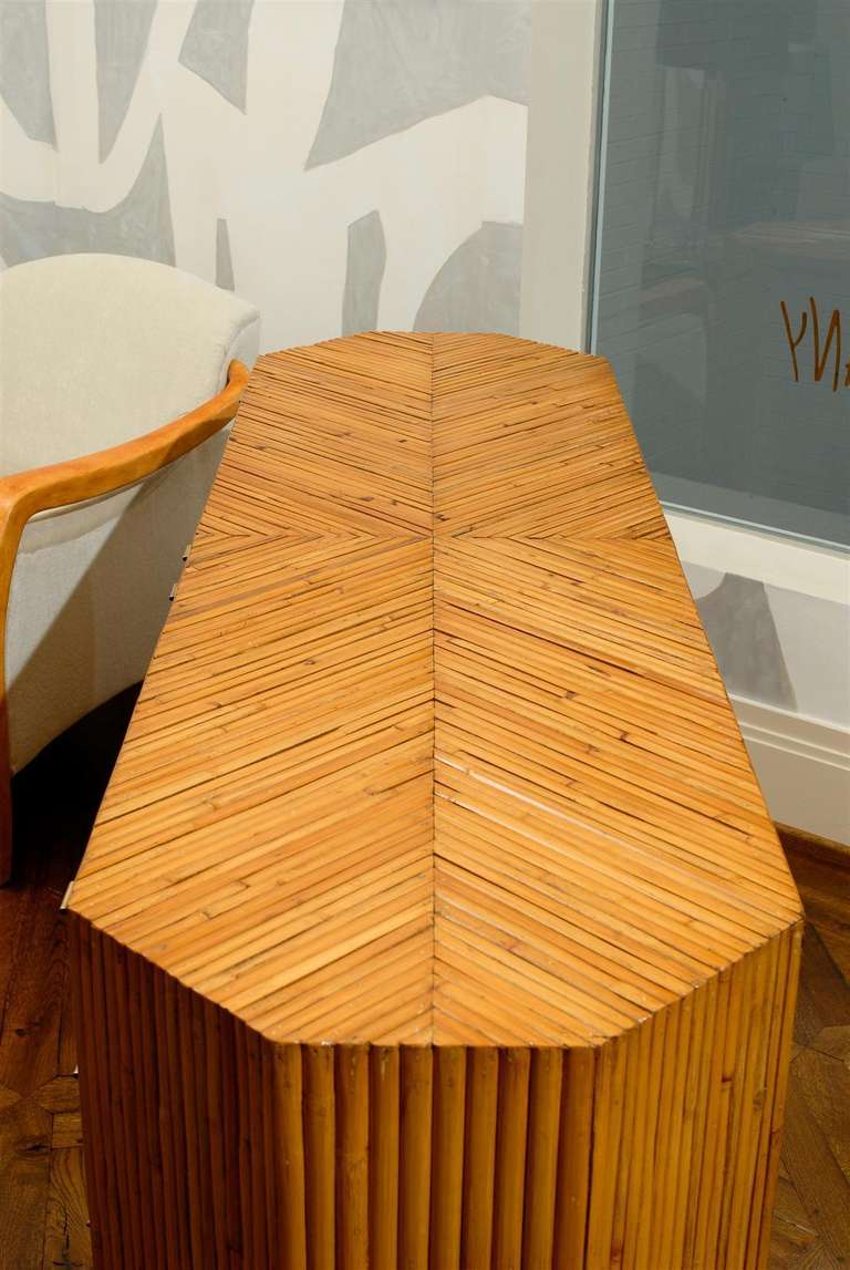 Favoloso restauro  Commode a dieci cassetti in bambù e mogano, 1970 circa in vendita 2