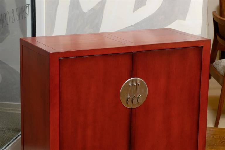 Noce Stupefacente coppia di commodes in lacca rossa di Michael Taylor per Baker, circa 1960 in vendita
