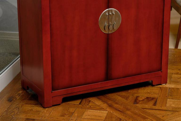 Americano Stupefacente coppia di commodes in lacca rossa di Michael Taylor per Baker, circa 1960 in vendita